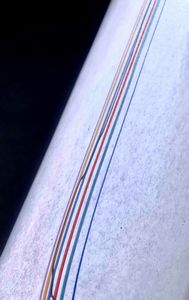 Bertil Vallien (Sollentuna 1938). Vaso in vetro bianco incolore con applicazioni a filamenti policromi  - Asta Oltre 300 lotti ad offerta libera - Associazione Nazionale - Case d'Asta italiane