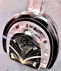 Bottiglia incisa con motivi dec�. XX secolo  - Asta Oltre 300 lotti ad offerta libera - Associazione Nazionale - Case d'Asta italiane