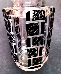 Vaso ottagonale in cristallo molato con motivi graffiti dec�. XX secolo  - Asta Oltre 300 lotti ad offerta libera - Associazione Nazionale - Case d'Asta italiane