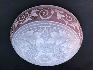 Splendida plafoniera in vetro opalino a rilievo con motivi floreali. XIX-XX secolo  - Asta Oltre 300 lotti ad offerta libera - Associazione Nazionale - Case d'Asta italiane