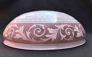 Splendida plafoniera in vetro opalino a rilievo con motivi floreali. XIX-XX secolo  - Asta Oltre 300 lotti ad offerta libera - Associazione Nazionale - Case d'Asta italiane