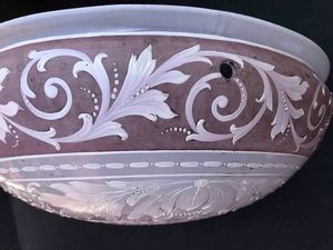 Splendida plafoniera in vetro opalino a rilievo con motivi floreali. XIX-XX secolo  - Asta Oltre 300 lotti ad offerta libera - Associazione Nazionale - Case d'Asta italiane