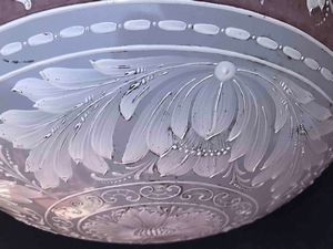 Splendida plafoniera in vetro opalino a rilievo con motivi floreali. XIX-XX secolo  - Asta Oltre 300 lotti ad offerta libera - Associazione Nazionale - Case d'Asta italiane