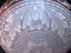 Splendida plafoniera in vetro opalino a rilievo con motivi floreali. XIX-XX secolo  - Asta Oltre 300 lotti ad offerta libera - Associazione Nazionale - Case d'Asta italiane