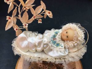 Tre bambinelli in cera modellata e dipinta. Prima met� XX secolo  - Asta Oltre 300 lotti ad offerta libera - Associazione Nazionale - Case d'Asta italiane