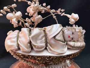 Tre bambinelli in cera modellata e dipinta. Prima met� XX secolo  - Asta Oltre 300 lotti ad offerta libera - Associazione Nazionale - Case d'Asta italiane