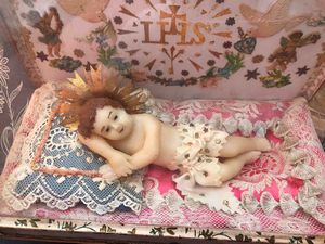 Tre bambinelli in cera modellata e dipinta. Prima met� XX secolo  - Asta Oltre 300 lotti ad offerta libera - Associazione Nazionale - Case d'Asta italiane