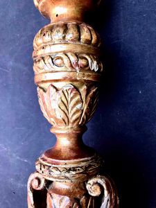 Antico candeliere in legno scolpito e dorato. Probabile XVI secolo  - Asta Oltre 300 lotti ad offerta libera - Associazione Nazionale - Case d'Asta italiane