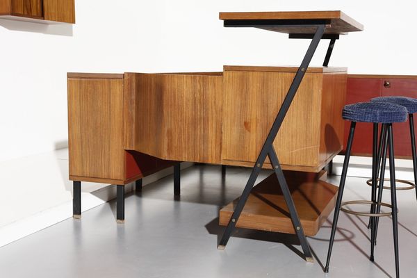 LA PERMANENTE MOBILI CANTU� : attribuito. Mobile bar con tre sgabelli  - Asta Asta 378 | DESIGN E ARTI DECORATIVE DEL NOVECENTO - DESIGN Online - Associazione Nazionale - Case d'Asta italiane