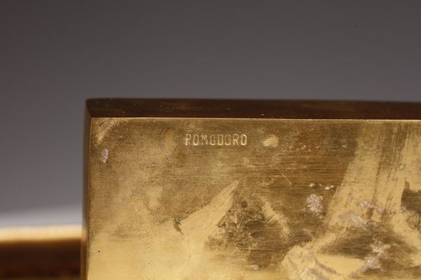 POMODORO ARNALDO (n. 1926) : Scatola in bronzo per Galleria II Sestante  - Asta Asta 378 | DESIGN E ARTI DECORATIVE DEL NOVECENTO - DESIGN Online - Associazione Nazionale - Case d'Asta italiane
