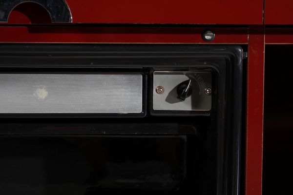 RIZZO WILLY (1928 - 2013) : Coppia di credenze per Mario Sabot  - Asta Asta 378 | DESIGN E ARTI DECORATIVE DEL NOVECENTO - DESIGN Online - Associazione Nazionale - Case d'Asta italiane