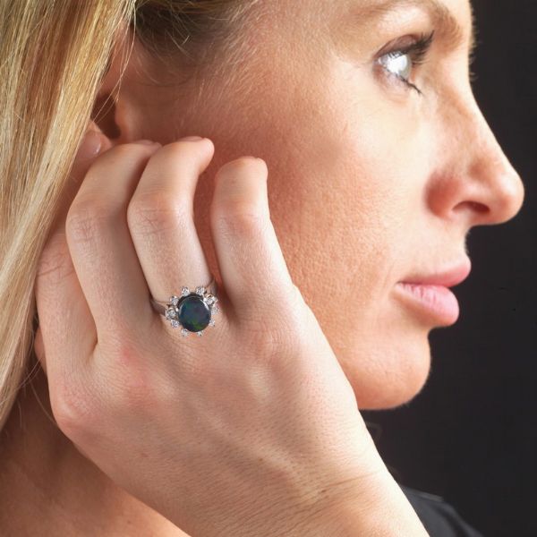 ANELLO CON OPALE NERO E DIAMANTI  - Asta Gioielli  - Associazione Nazionale - Case d'Asta italiane