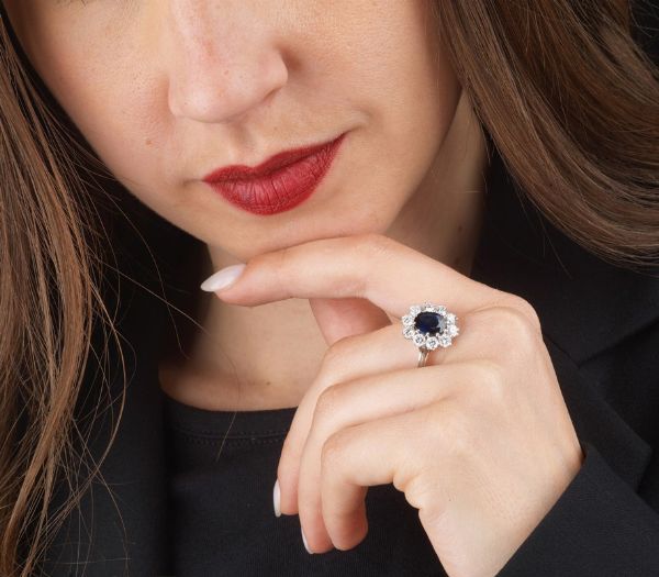 ANELLO A MARGHERITA CON ZAFFIRO E DIAMANTI  - Asta Gioielli  - Associazione Nazionale - Case d'Asta italiane