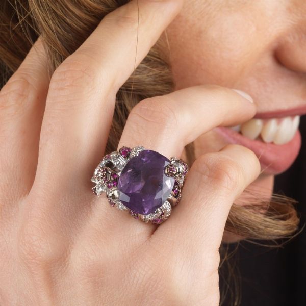 GRANDE ANELLO CON AMETISTA RUBINI E DIAMANTI  - Asta Gioielli  - Associazione Nazionale - Case d'Asta italiane