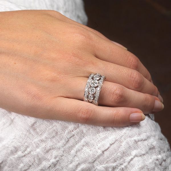 ANELLO A FASCIA CON DIAMANTI  - Asta Gioielli  - Associazione Nazionale - Case d'Asta italiane