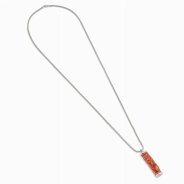 COLLANA TUBOLARE CON PENDENTE IN CORALLO INCISO  - Asta Gioielli  - Associazione Nazionale - Case d'Asta italiane