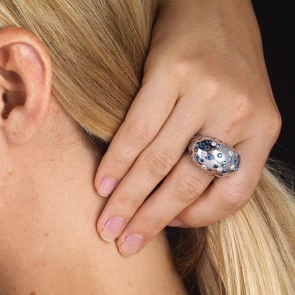 ANELLO A FASCIA BOMBATA CON ZAFFIRI E DIAMANTI  - Asta Gioielli  - Associazione Nazionale - Case d'Asta italiane