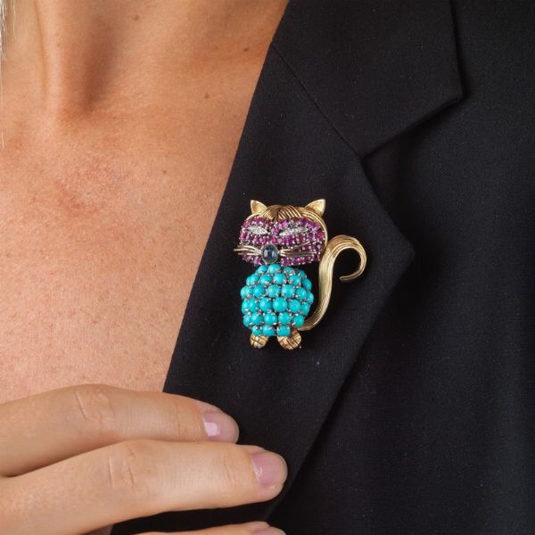SPILLA A FORMA DI GATTO CON TURCHESI PIETRE DI COLORE E DIAMANTI  - Asta Gioielli  - Associazione Nazionale - Case d'Asta italiane