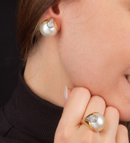 DEMI PARURE CON MADREPERLA E DIAMANTI  - Asta Gioielli  - Associazione Nazionale - Case d'Asta italiane