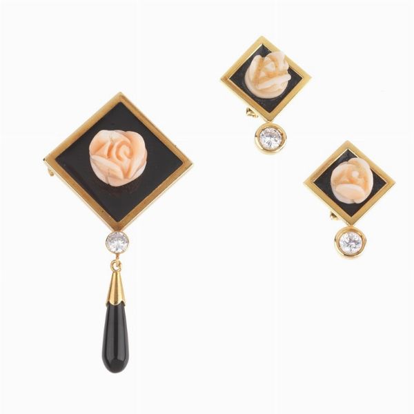 DEMI PARURE CON ROSE DI CORALLO ONICE E PIETRE SINTETICHE  - Asta Gioielli  - Associazione Nazionale - Case d'Asta italiane