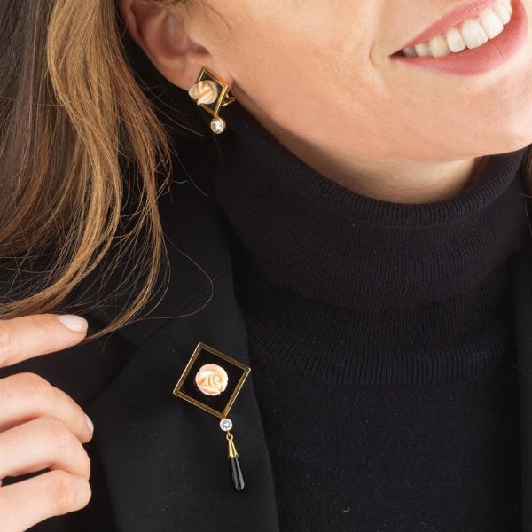 DEMI PARURE CON ROSE DI CORALLO ONICE E PIETRE SINTETICHE  - Asta Gioielli  - Associazione Nazionale - Case d'Asta italiane