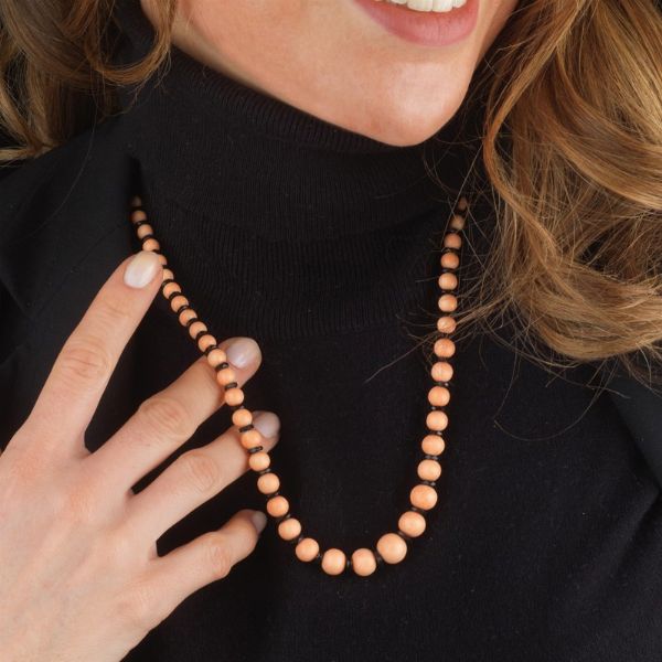 COLLANA IN CORALLO ROSA E ONICE  - Asta Gioielli  - Associazione Nazionale - Case d'Asta italiane