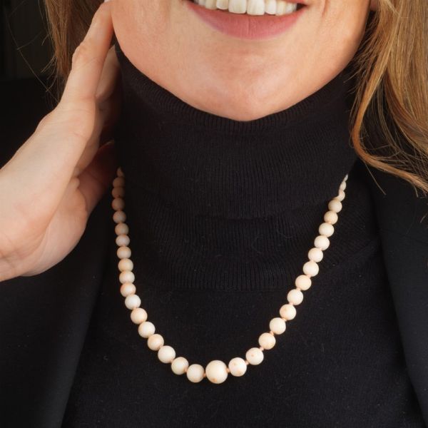 COLLANA IN CORALLO ROSA E ONICE  - Asta Gioielli  - Associazione Nazionale - Case d'Asta italiane