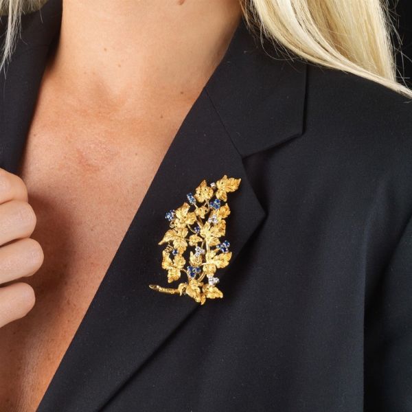 SPILLA A TRALCIO FIORITO CON ZAFFIRI E DIAMANTI  - Asta Gioielli  - Associazione Nazionale - Case d'Asta italiane