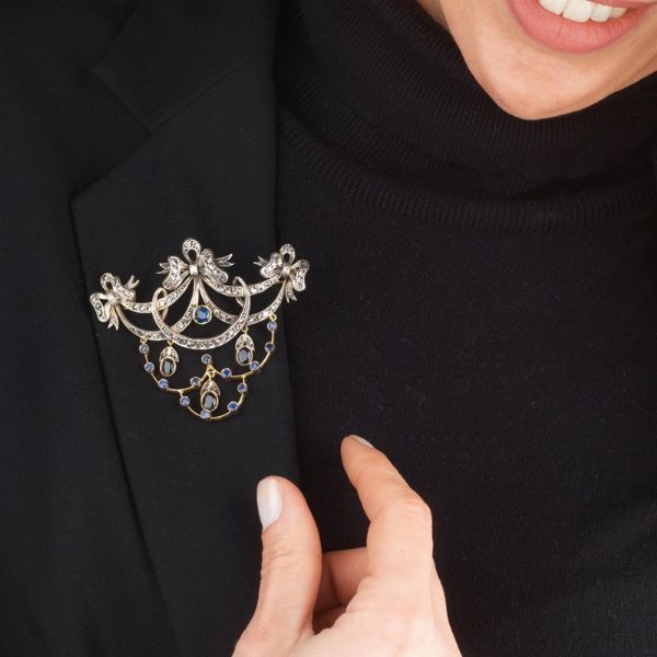 SPILLA A FESTONE CON ZAFFIRI E DIAMANTI  - Asta Gioielli  - Associazione Nazionale - Case d'Asta italiane