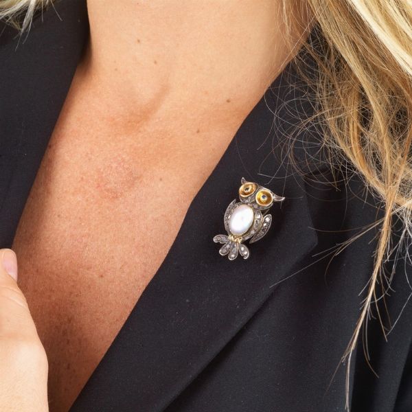 SPILLA A FORMA DI GUFO CON PERLA ZAFFIRI E DIAMANTI  - Asta Gioielli  - Associazione Nazionale - Case d'Asta italiane