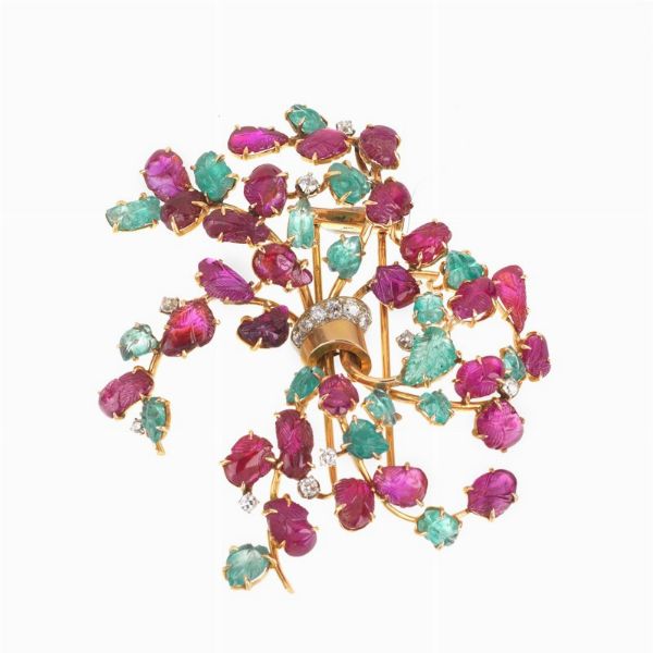 GRANDE SPILLA A FORMA DI MAZZO FIORITO CON PIETRE DI COLORE E DIAMANTI  - Asta Gioielli  - Associazione Nazionale - Case d'Asta italiane
