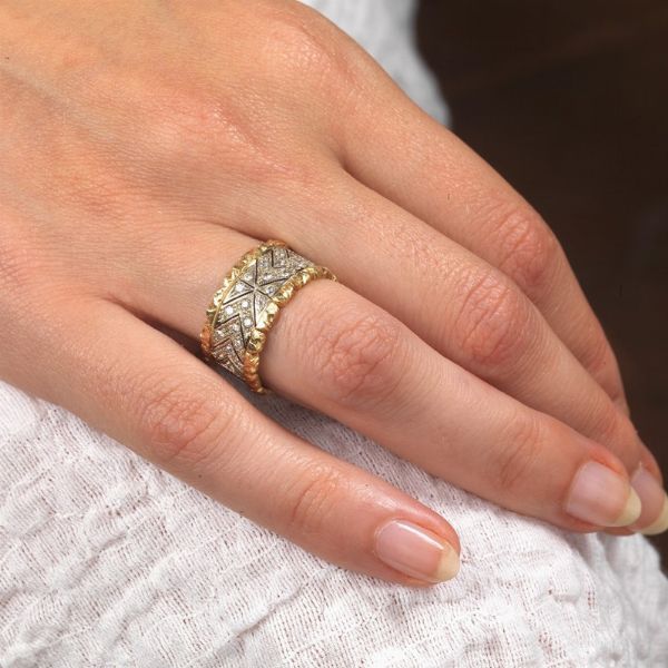 ANELLO A FASCIA CON DIAMANTI  - Asta Gioielli  - Associazione Nazionale - Case d'Asta italiane