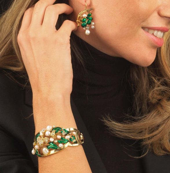 DEMI PARURE A TRALCIO FIORITO CON PERLE E SMALTI  - Asta Gioielli  - Associazione Nazionale - Case d'Asta italiane