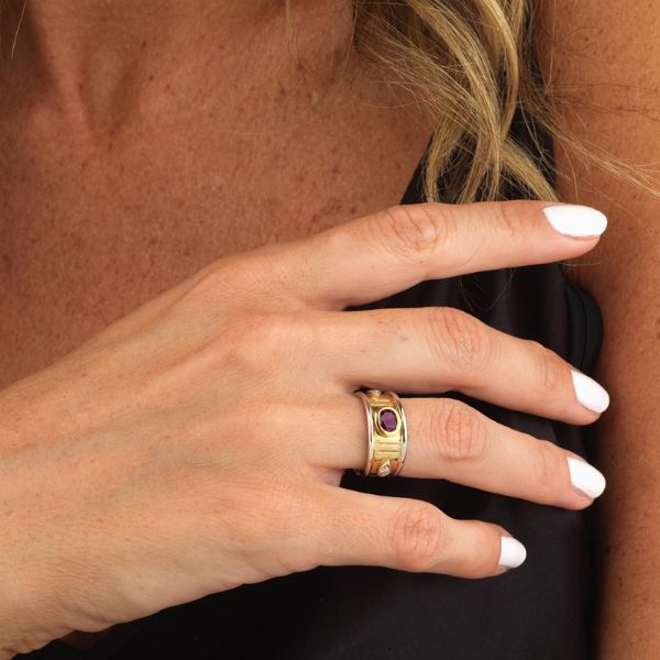 ANELLO A FASCIA CON RUBINO E DIAMANTI  - Asta Gioielli  - Associazione Nazionale - Case d'Asta italiane