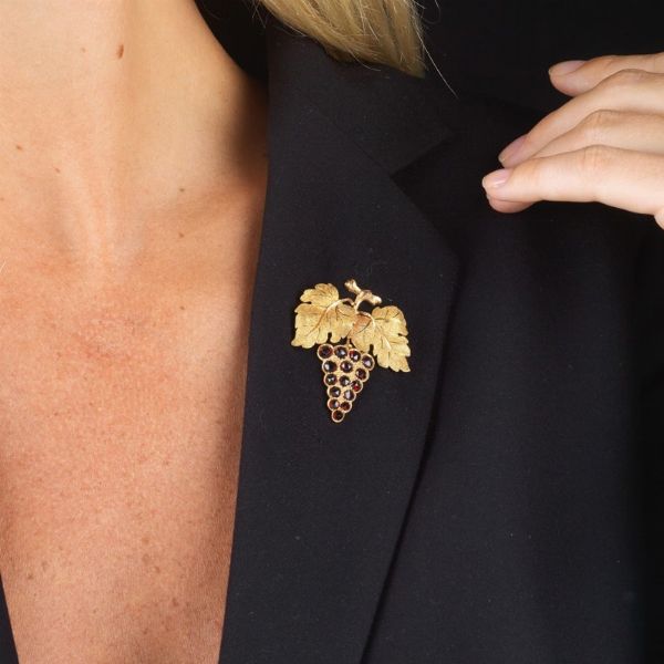 SPILLA A FORMA DI GRAPPOLO D'UVA  - Asta Gioielli  - Associazione Nazionale - Case d'Asta italiane