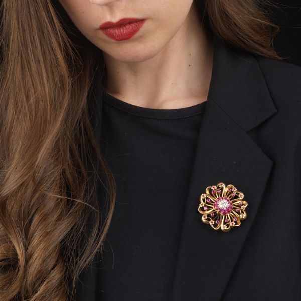 SPILLA A FORMA DI FIORE CON RUBINI E DIAMANTI  - Asta Gioielli  - Associazione Nazionale - Case d'Asta italiane
