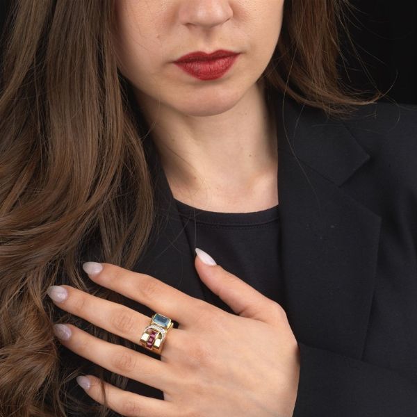 ANELLO A FASCIA CON PIETRE SEMPREZIOSE E DIAMANTI  - Asta Gioielli  - Associazione Nazionale - Case d'Asta italiane