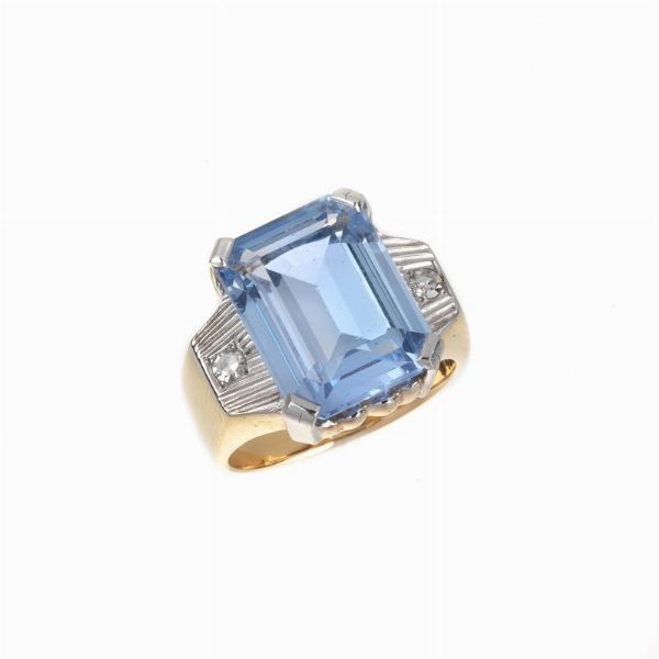 ANELLO CON TOPAZIO AZZURRO E DIAMANTI  - Asta Gioielli  - Associazione Nazionale - Case d'Asta italiane