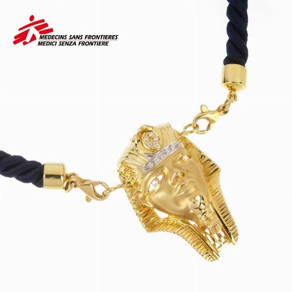 COLLANA CON SPILLA/PENDENTE A FORMA DI MASCHERA FUNERARIA EGIZIA  - Asta Gioielli  - Associazione Nazionale - Case d'Asta italiane