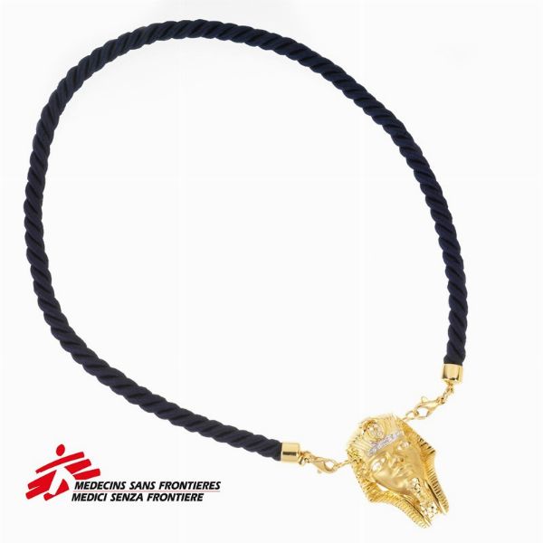 COLLANA CON SPILLA/PENDENTE A FORMA DI MASCHERA FUNERARIA EGIZIA  - Asta Gioielli  - Associazione Nazionale - Case d'Asta italiane