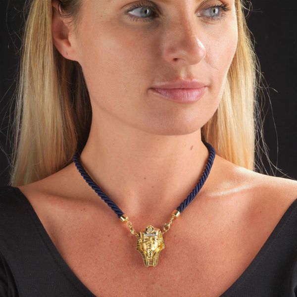COLLANA CON SPILLA/PENDENTE A FORMA DI MASCHERA FUNERARIA EGIZIA  - Asta Gioielli  - Associazione Nazionale - Case d'Asta italiane