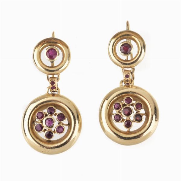 PAIO DI ORECCHINI PENDENTI CON RUBINI  - Asta Gioielli  - Associazione Nazionale - Case d'Asta italiane