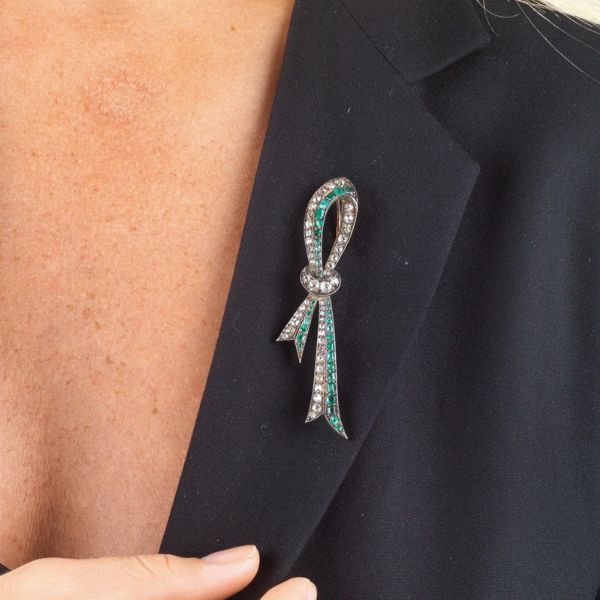 SPILLA A FORMA DI FIOCCO CON DIAMANTI E SMERALDI  - Asta Gioielli  - Associazione Nazionale - Case d'Asta italiane