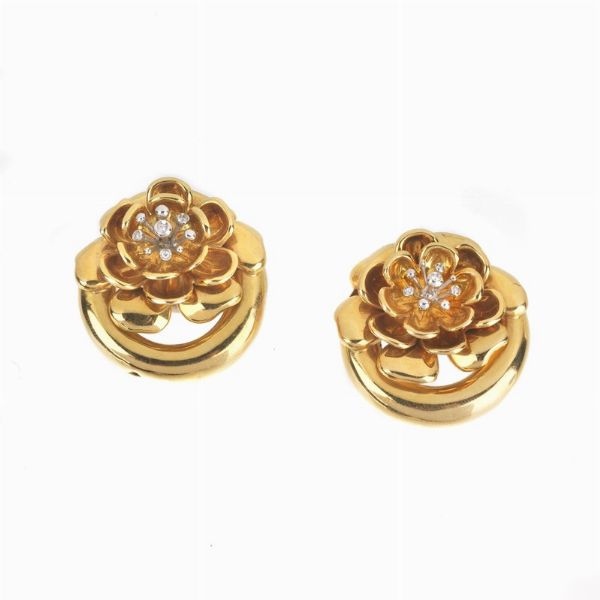 PAIO DI ORECCHINI MOTIVO FLOREALE CON DIAMANTI  - Asta Gioielli  - Associazione Nazionale - Case d'Asta italiane