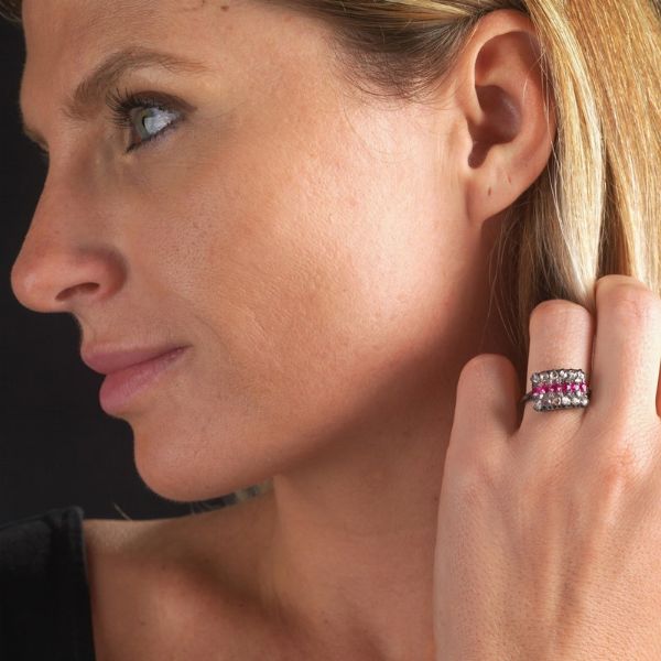 ANELLO CON RUBINI SINTETICI E DIAMANTI  - Asta Gioielli  - Associazione Nazionale - Case d'Asta italiane