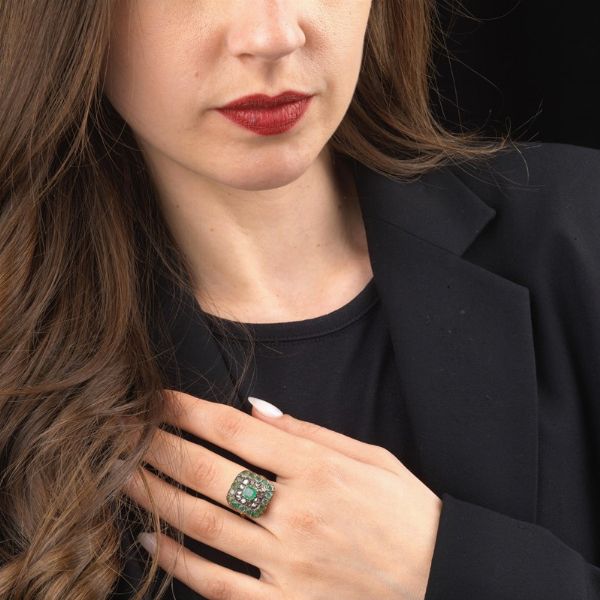 SPILLA E ANELLO CON SMERALDI E DIAMANTI  - Asta Gioielli  - Associazione Nazionale - Case d'Asta italiane