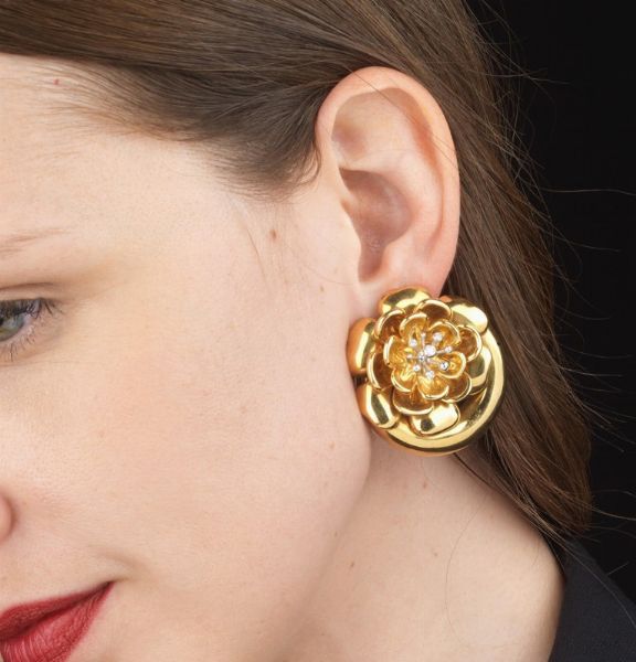 PAIO DI ORECCHINI MOTIVO FLOREALE CON DIAMANTI  - Asta Gioielli  - Associazione Nazionale - Case d'Asta italiane