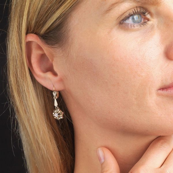 PAIO DI ORECCHINI PENDENTI CON PIETRE SINTETICHE  - Asta Gioielli  - Associazione Nazionale - Case d'Asta italiane