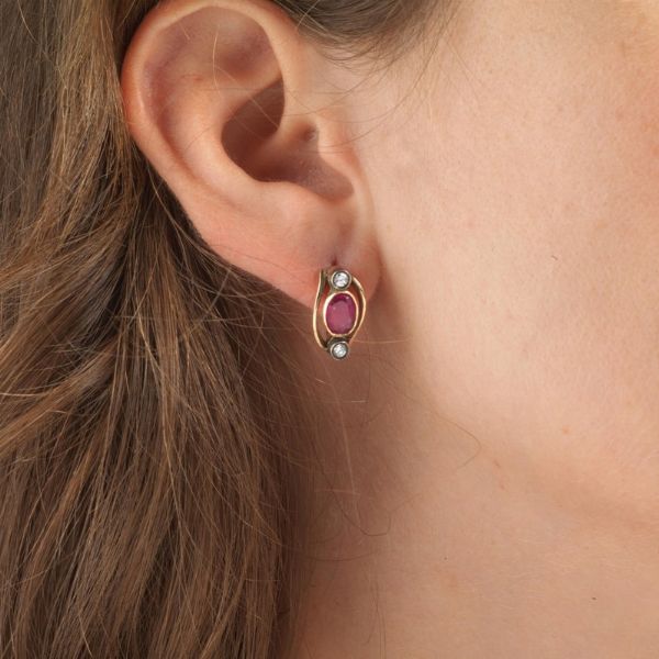 PAIO DI ORECCHINI CON RUBINI E DIAMANTI  - Asta Gioielli  - Associazione Nazionale - Case d'Asta italiane