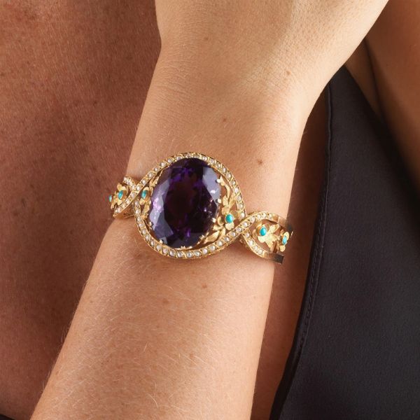 BRACCIALE RIGIDO CON GRANDE AMETISTA TURCHESI E PERLE  - Asta Gioielli  - Associazione Nazionale - Case d'Asta italiane